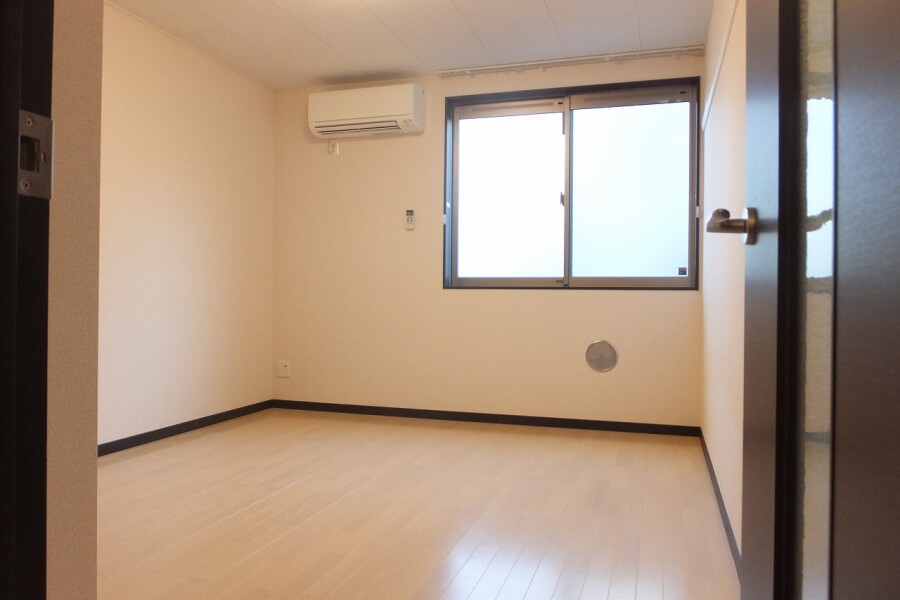 1K Apartment, Japan — image 7