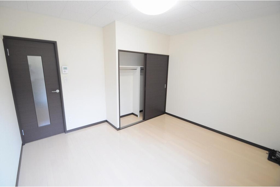 1K Apartment, Japan — image 2