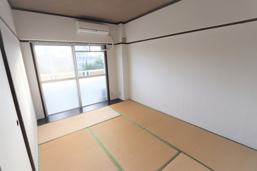 2K Apartment, Japan — image 6