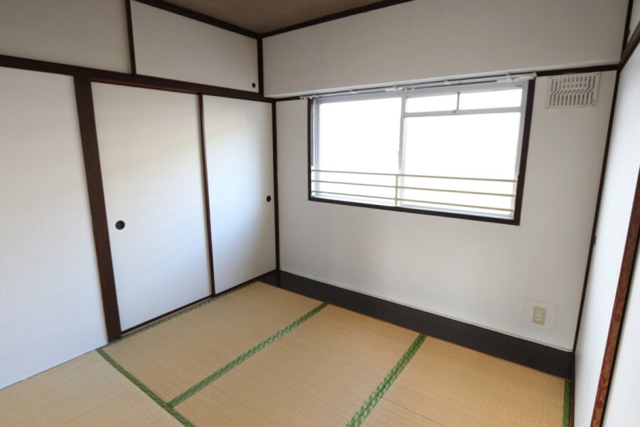 2K Apartment, Japan — image 15