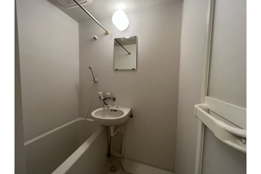 1K Apartment, Japan — image 9