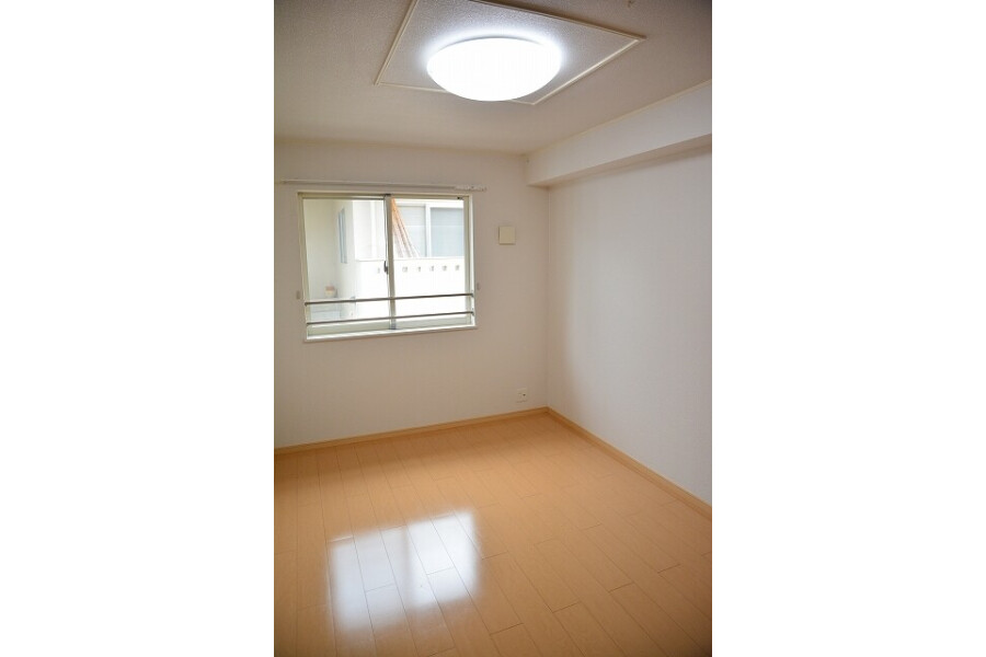 2LDK Apartment, Japan — image 2