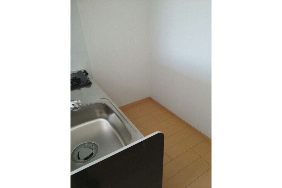 1R Apartment, Japan — image 8