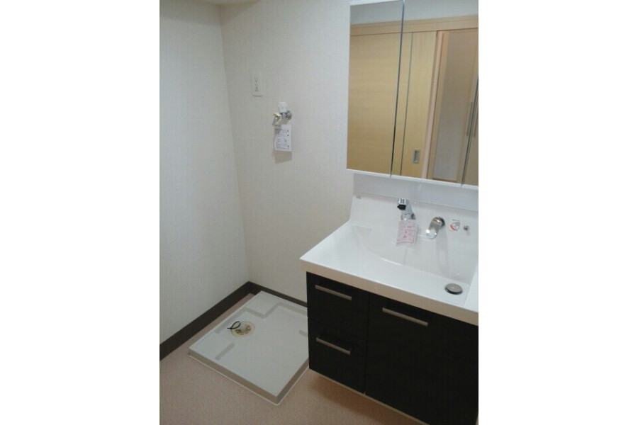 1R Apartment, Japan — image 9