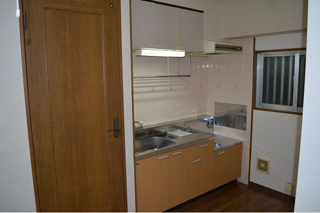 2DK Apartment, Japan — image 8