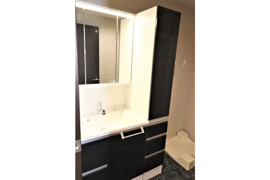 2LDK Apartment, Japan — image 8