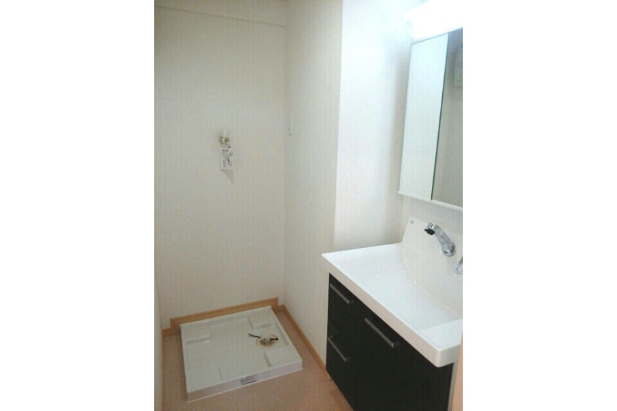 2LDK Apartment, Japan — image 8
